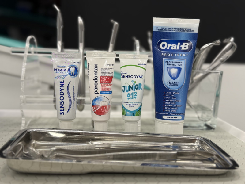 Različite vrste pasta za zube na ortodontskoj stolici